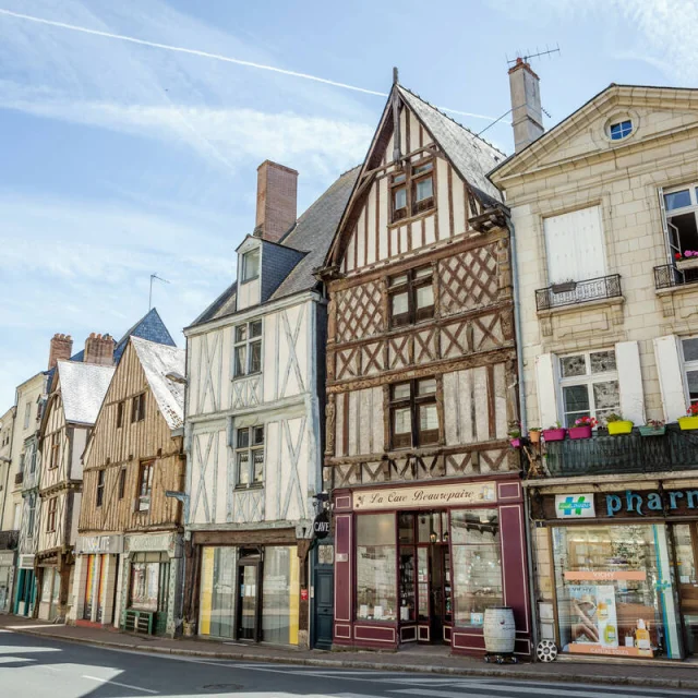 Vue sur la façade de maisons à colombages sur le bord de la rue