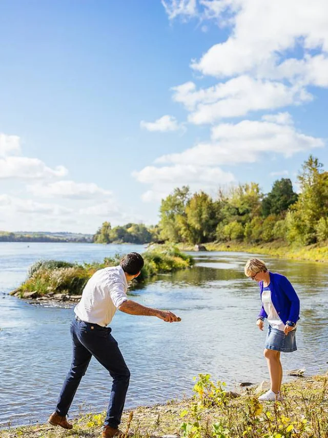 Promenade en amoureux au bord de l'eau