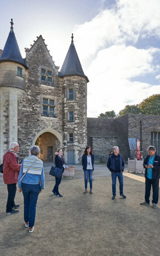 Groupe en visite guidée, château d'Angers