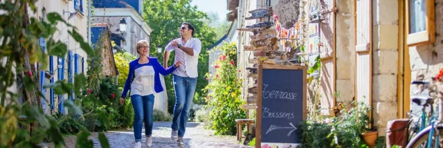 couple en balade sur l'île de Behuard, Petite cité de caractère