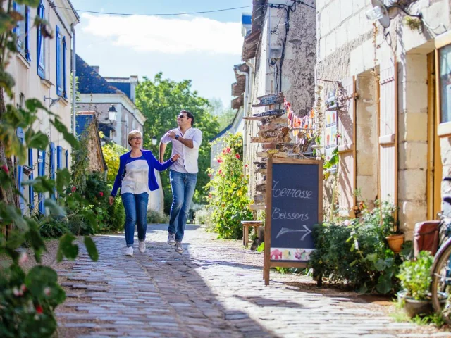 couple en balade sur l'île de Behuard, Petite cité de caractère