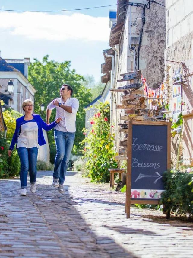 couple en balade sur l'île de Behuard, Petite cité de caractère