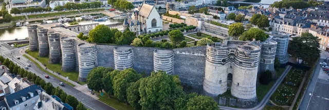 Vue aérienne sur le Château d'Angers, jardins et porte des champs au premier plan