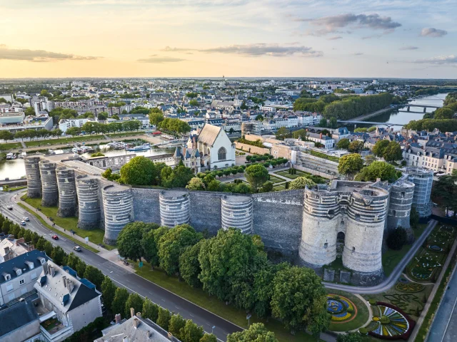 Vue aérienne sur le Château d'Angers, jardins et porte des champs au premier plan