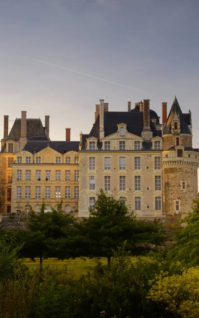 Plan large du Château de Brissac au coucher du soleil