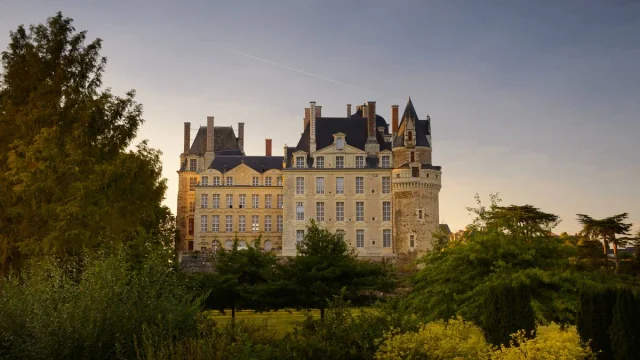 Plan large du Château de Brissac au coucher du soleil