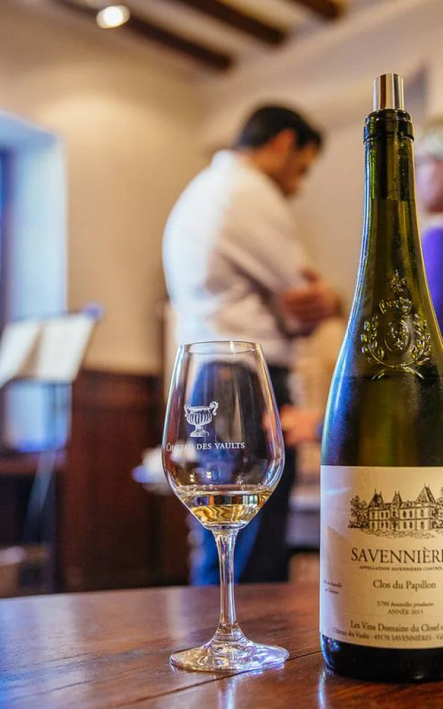 Une bouteille de vin et un verre sur une table