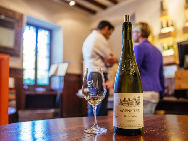 Une bouteille de vin et un verre sur une table