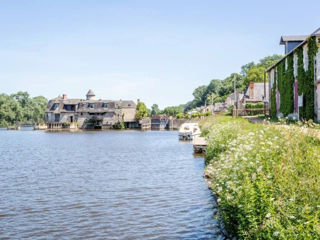 La Roussière lock on the banks of the Mayenne