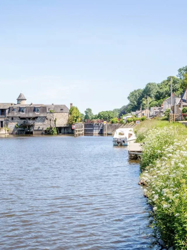 La Roussière lock on the banks of the Mayenne