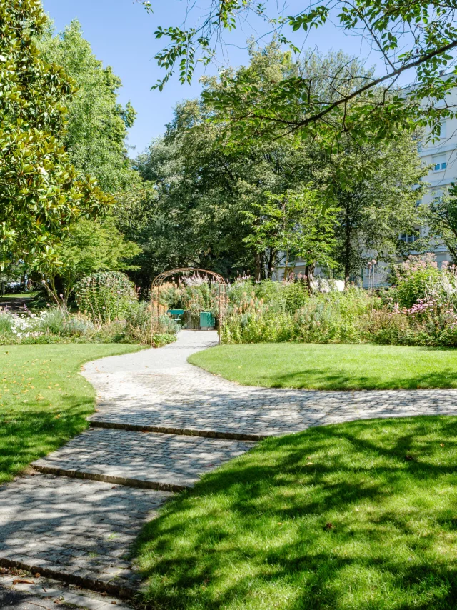 Chemins dans le jardin des plantes à Angers sous le soleil