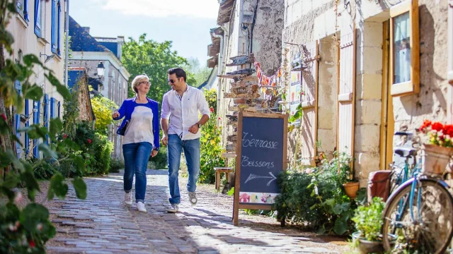 Two people walking in Béhuard