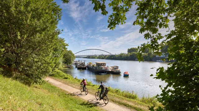 Cyclistes se baladant le long de la rivière