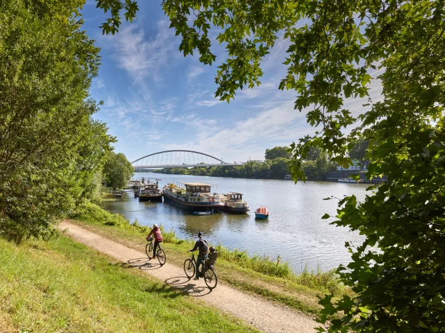 Cyclistes se baladant le long de la rivière