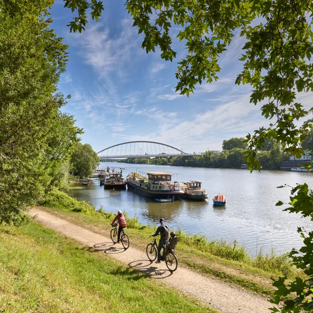 Ciclistas en la ruta Vélofrancette