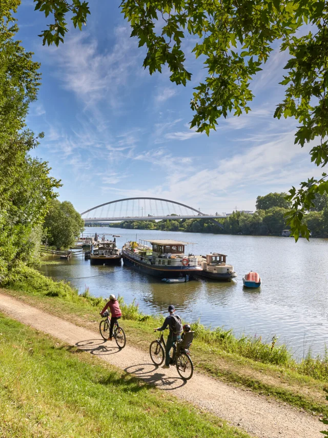 Cyclistes se baladant le long de la rivière