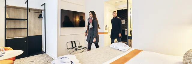 Couple entrant dans leur chambre d'hôtel