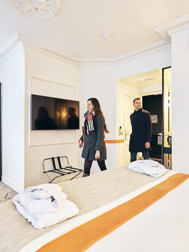 Pareja entrando en su habitación de hotel