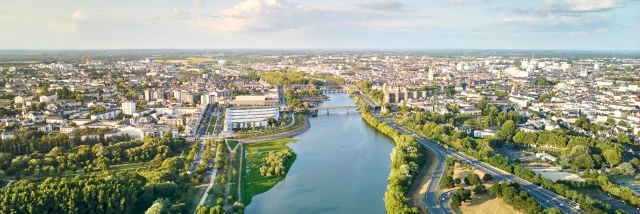 Vue aérienne sur Angers. Au premier plan, la Maine et la verdure des bords de rivière, parc Balzac