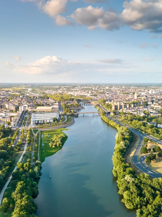 Vue aérienne sur Angers. Au premier plan, la Maine et la verdure des bords de rivière, parc Balzac