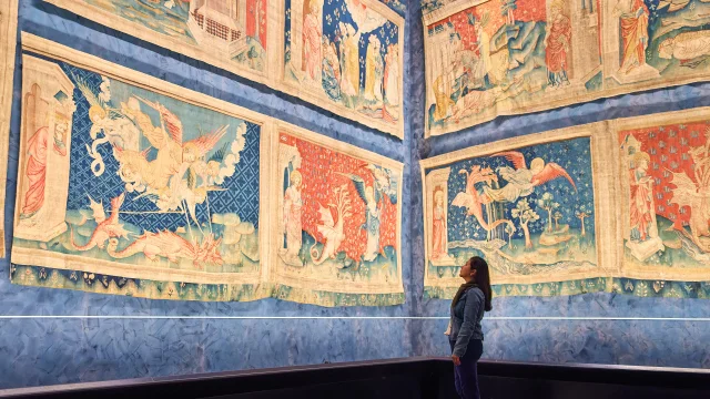 Jeune femme au pied de la tapisserie de l'Apocalypse