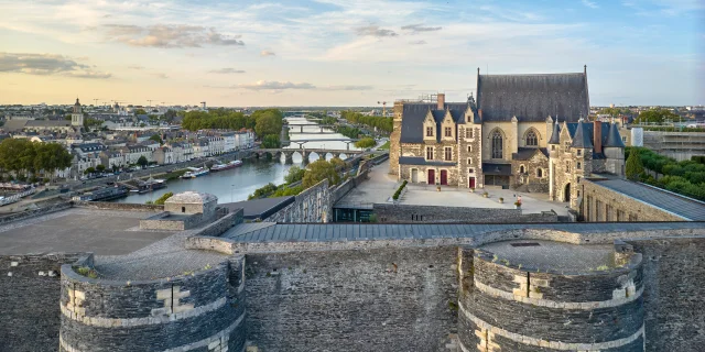 Vue aérienne sur les remparts, l'intérieur du château d'Angers et la Maine