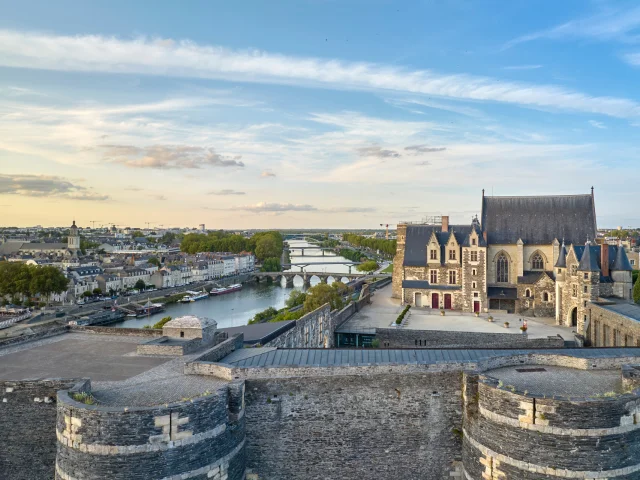 Vue aérienne sur les remparts, l'intérieur du château d'Angers et la Maine