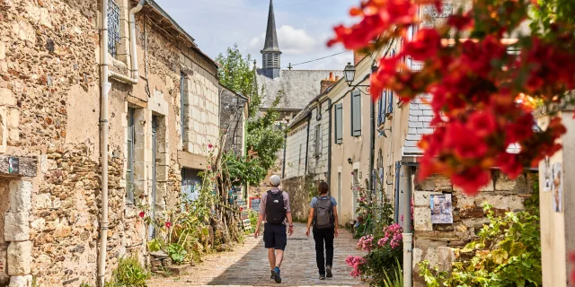 Couple en balade dans les rues de Béhuard