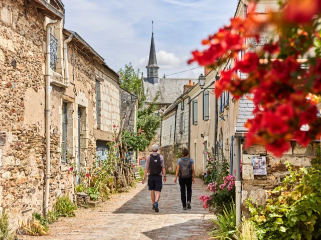 Couple en balade dans les rues de Béhuard