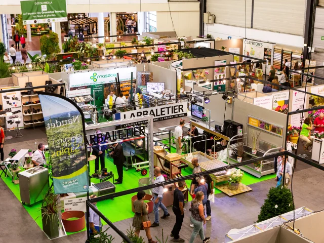 Plan en plongée des stands avec du public dans les allées