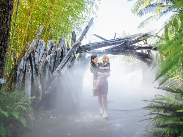 Une maman et sa fille dans le parc Terra Botanica