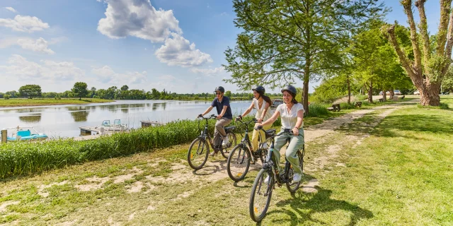 Balade à vélo au bord de la rivière