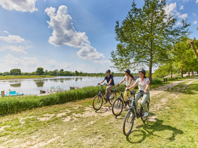 Balade à vélo au bord de la rivière