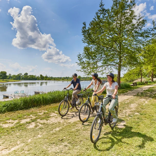 Balade à vélo au bord de la rivière