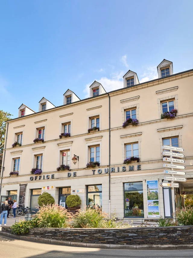 Plan large de la façade de l'Office de tourisme, journée ensoleillée