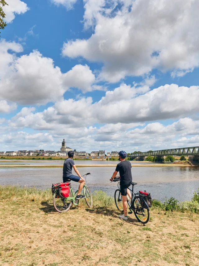 Deux personnes en balade à vélo à Saint-Mathurin