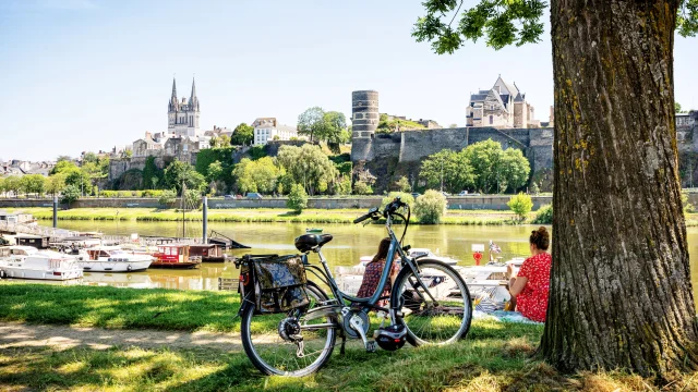 Vue sur le Château d'Angers depuis la cale de la Savatte