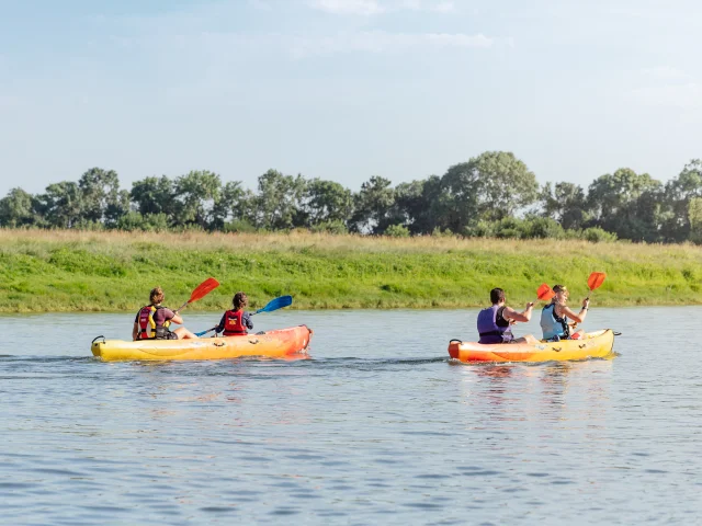 2 kayaks de 2 personnes pagaient sur l'eau