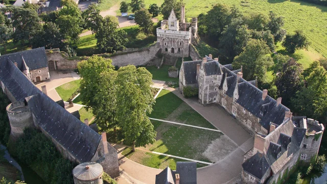 Chateau du Plesis Mace vu du ciel