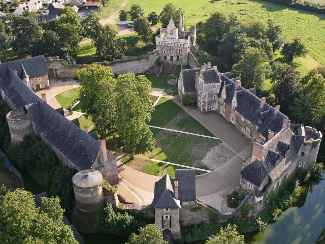 Chateau du Plesis Mace vu du ciel