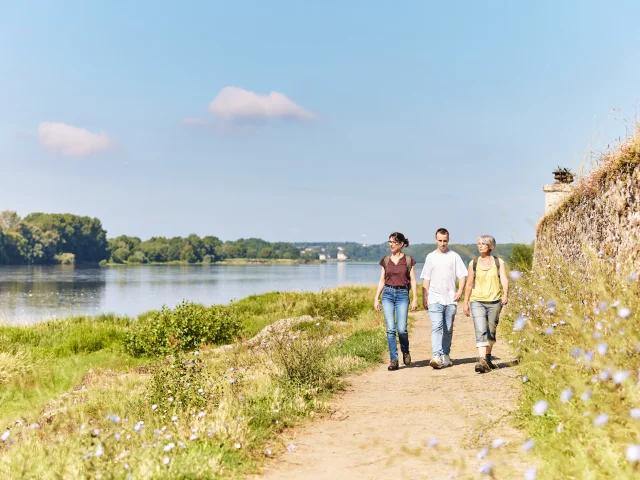 2 femmes et 1 jeune homme marchent sur le chemin le long de la Loire