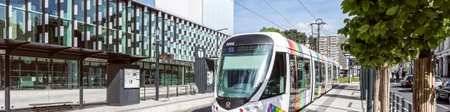 Tramway d'Angers à l'arrêt du Centre de congrès que l'on voit en arrière plan