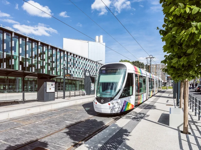 Tramway d'Angers à l'arrêt du Centre de congrès que l'on voit en arrière plan