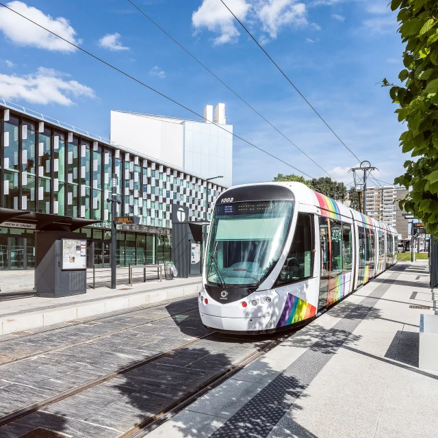 Tramway d'Angers à l'arrêt du Centre de congrès que l'on voit en arrière plan