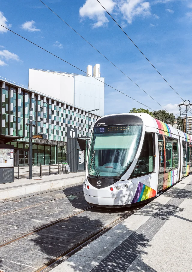 Tramway d'Angers à l'arrêt du Centre de congrès que l'on voit en arrière plan