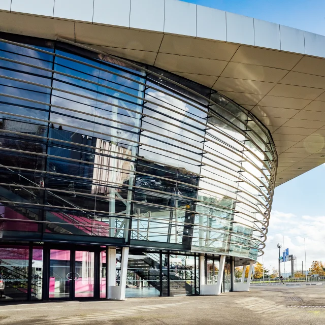 Wide shot of the outside of the Amphitéa auditorium