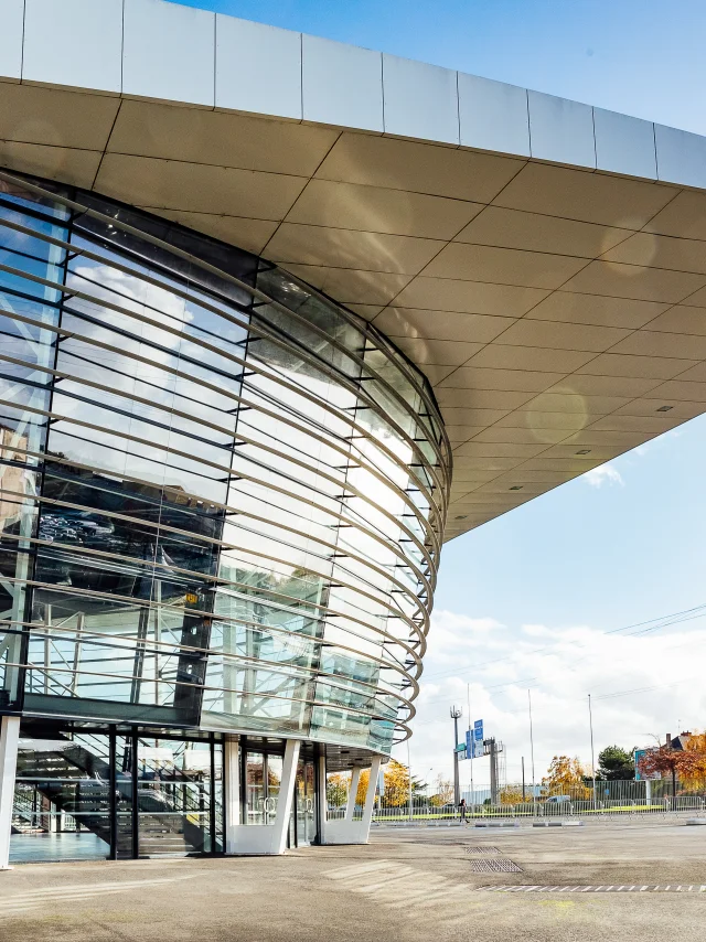 Wide shot of the outside of the Amphitéa auditorium