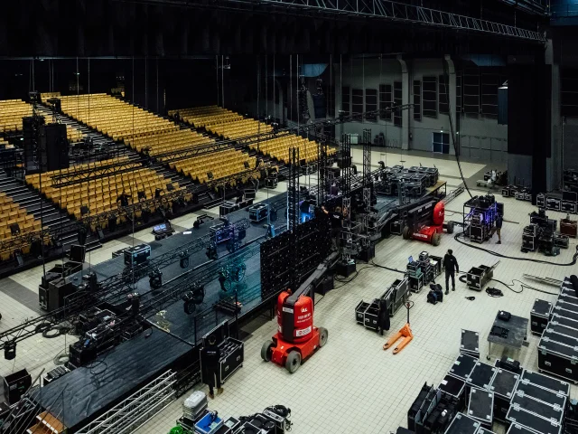 Vue sur les gradins vides et le montage en cours d'un spectacle