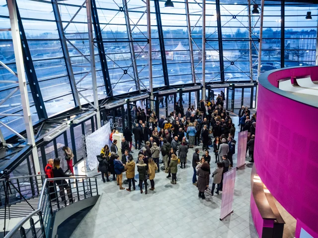 Personnes rassemblées à l'intérieur du hall d'entrée de la salle Amphitéa