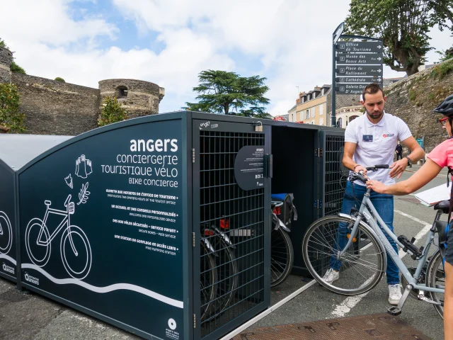 Cyclistes déposant leurs vélos dans un box de la conciergerie